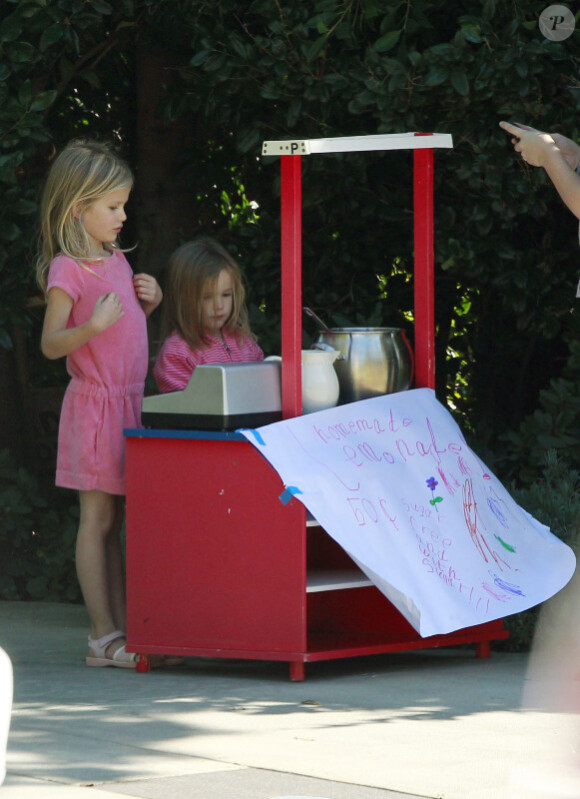 Violet et Seraphina Affleck, adorables, vendent des limonades faites maison, à Los Angeles, le 27 décembre 2011