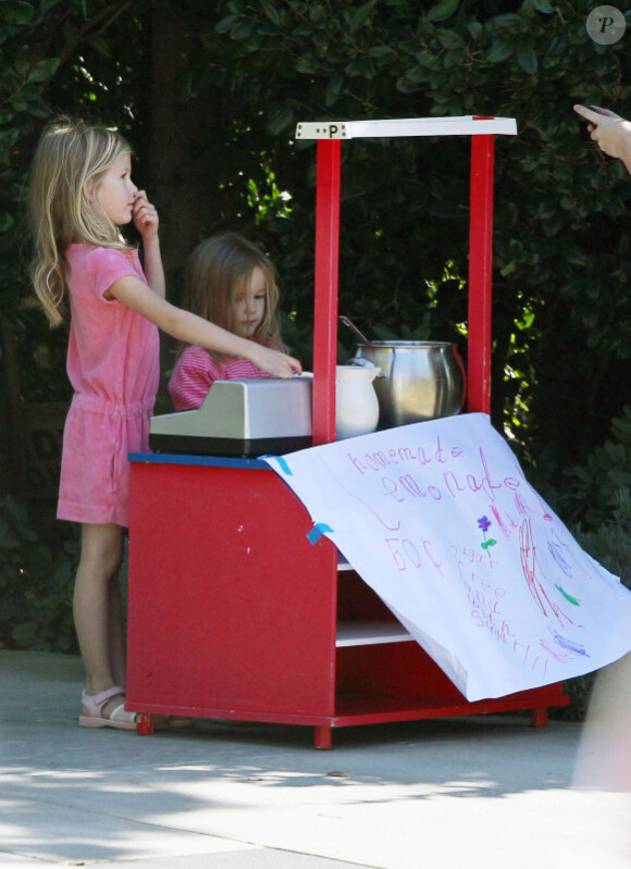 Violet et Seraphina Affleck vendent des limonades faites maison, à Los Angeles, le 27 décembre 2011