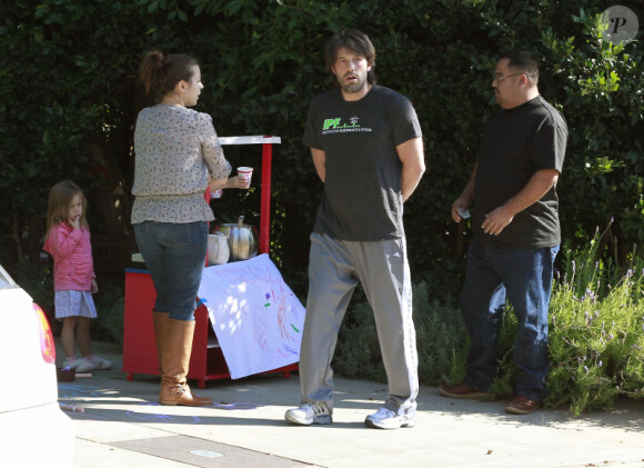 Jennifer Garner et Ben Affleck aident Violet et Seraphina Affleck à vendre des limonades faites maison, à Los Angeles, le 27 décembre 2011