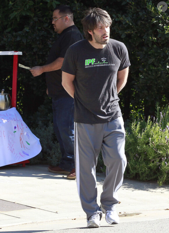 Ben Affleck aide Violet et Seraphina Affleck à vendre des limonades faites maison, à Los Angeles, le 27 décembre 2011