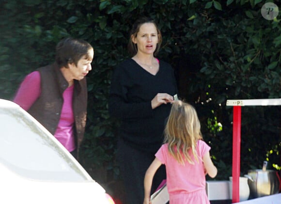 Jennifer Garner aide Violet et Seraphina Affleck à vendre des limonades faites maison, à Los Angeles, le 27 décembre 2011