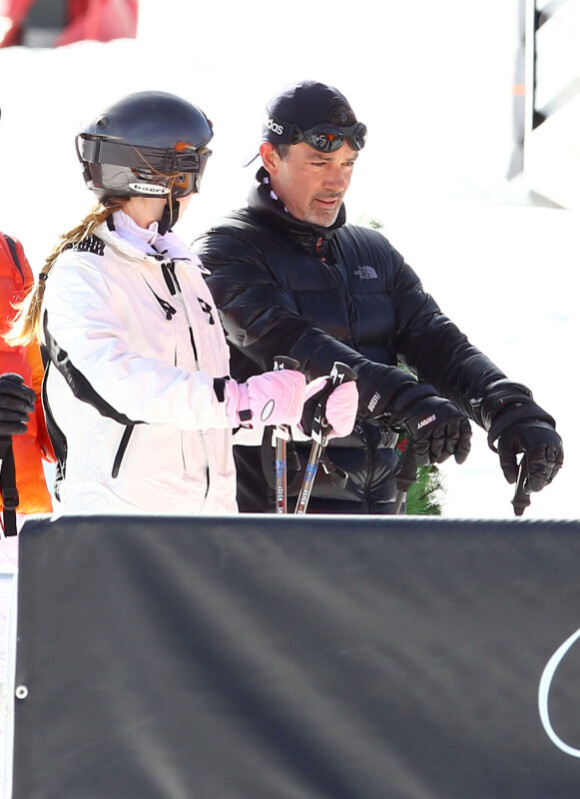 Antonio Banderas donne quelques conseils à sa fille Stella lors de leurs vacances au ski à Aspen le 27 décembre 2011