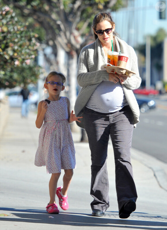 Jennifer Garner, enceinte de son troisième enfant, et sa fille aînée Violet sortent de chez Starbucks à Los Angeles le 28 décembre 2011