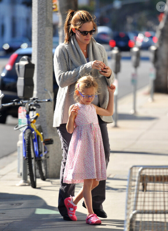 Jennifer Garner, enceinte de son troisième enfant, et sa fille aînée Violet se rendent chez Starbucks à Los Angeles le 28 décembre 2011
