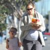 Jennifer Garner, enceinte de son troisième enfant, et sa fille aînée Violet sortent de chez Starbucks à Los Angeles le 28 décembre 2011