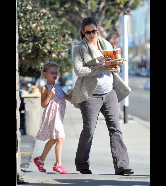 Jennifer Garner, enceinte de son troisième enfant : Violet, sa fille aînée, tient sa maman au cas où cette dernière s'envolerait à la sortie de chez Starbucks à Los Angeles le 28 décembre 2011