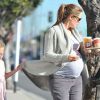 Jennifer Garner, enceinte de son troisième enfant, et sa fille aînée Violet sortent de chez Starbucks à Los Angeles le 28 décembre 2011