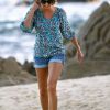 Stacy Keibler sur la plage, profite de ses vacances à Cabo avec sa famille et ses amis. Le 29 décembre 2011