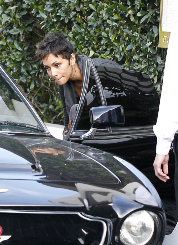 Halle Berry et Olivier Martinez sortent d'un restaurant, le 29 décembre à Los Angeles.