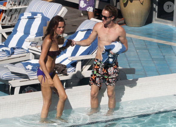 Tom Felton et Jade Olivia, au bord d'une piscine à Miami (Floride), le vendredi 30 décembre 2011.