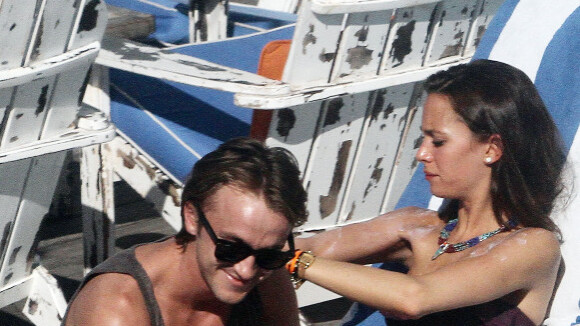 Tom Felton et sa belle Jade entre plongeons dans la piscine et bain de soleil