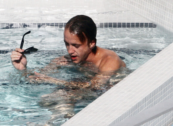 Tom Felton, au bord d'une piscine à Miami (Floride), le vendredi 30 décembre 2011.