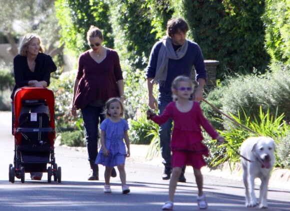 Balade en famille pour Jennifer Garner et Ben Affleck, le 1er janvier 2012 à Los Angeles.