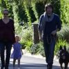 Balade en famille pour Jennifer Garner et Ben Affleck, le 1er janvier 2012 à Los Angeles. Violet fait comme son papa et promène un chien