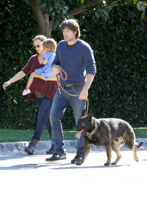 Balade en famille pour Jennifer Garner enceinte et Ben Affleck, le 1er janvier 2012 à Los Angeles. Pendant que Jennifer porte Seraphina, Ben promène le chien
