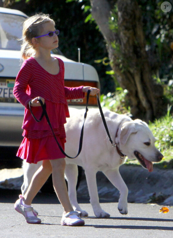 Balade en famille pour Jennifer Garner et Ben Affleck, le 1er janvier 2012 à Los Angeles. Violet fait comme son papa et promène un chien