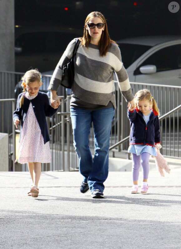 Jennifer Garner et ses deux adorables filles, Violet et Seraphina, le 31 décembre 2011 à Los Angeles