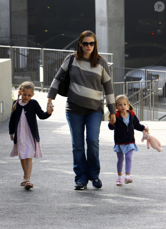 Jennifer Garner et ses deux adorables filles, Violet et Seraphina, le 31 décembre 2011 à Los Angeles