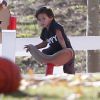 Max Anthony, fils de Marc et Jennifer Lopez s'amuse dans un parc de Los Angeles avec son grand-père, David Lopez. Décembre 2011