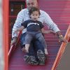 Max Anthony, fils de Marc et Jennifer Lopez s'amuse dans un parc de Los Angeles avec son grand-père, David Lopez. Décembre 2011