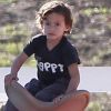 Max Anthony, fils de Marc et Jennifer Lopez s'amuse dans un parc de Los Angeles avec son grand-père, David Lopez. Décembre 2011