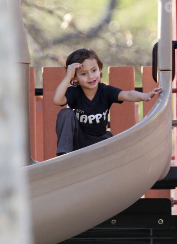 Max Anthony, fils de Marc et Jennifer Lopez, irrésistible dans un parc de Los Angeles.  Décembre 2011