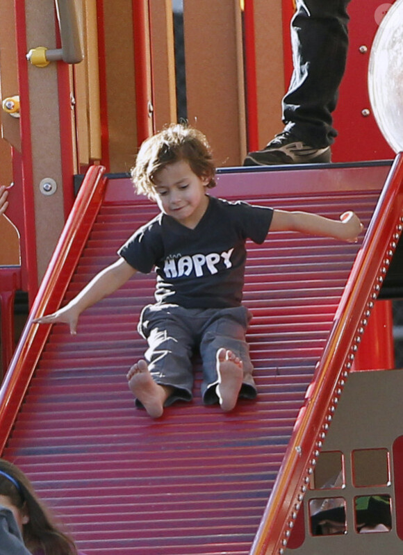 Max Anthony, fils de Marc et Jennifer Lopez s'amuse comme un petit fou dans un parc de Los Angeles avec son grand-père, David Lopez. Décembre 2011