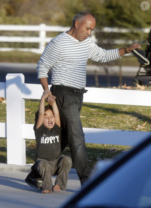 Max Anthony, fils de Marc et Jennifer Lopez s'amuse dans un parc de Los Angeles avec son grand-père, David Lopez. Décembre 2011