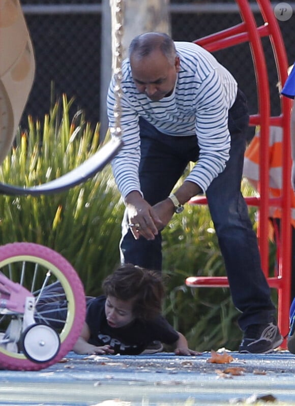 Max Anthony, fils de Marc et Jennifer Lopez s'amuse dans un parc de Los Angeles et n'est pas à l'abri des chutes ! Ici, avec son grand-père David Lopez. Décembre 2011
