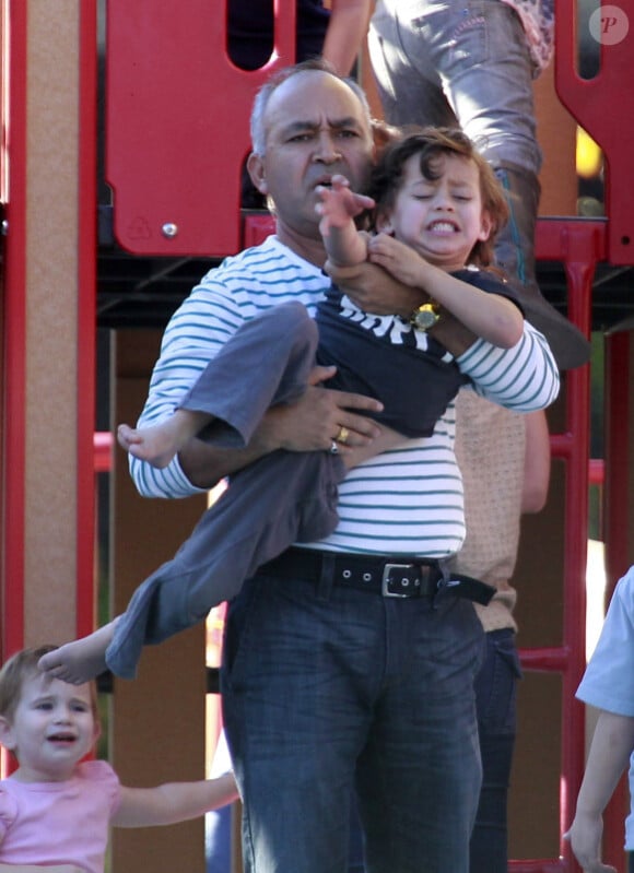 Max Anthony, fils de Marc et Jennifer Lopez est forcé de quitter le parc pour enfants par son grand-père David Lopez. Décembre 2011 à Los Angeles.