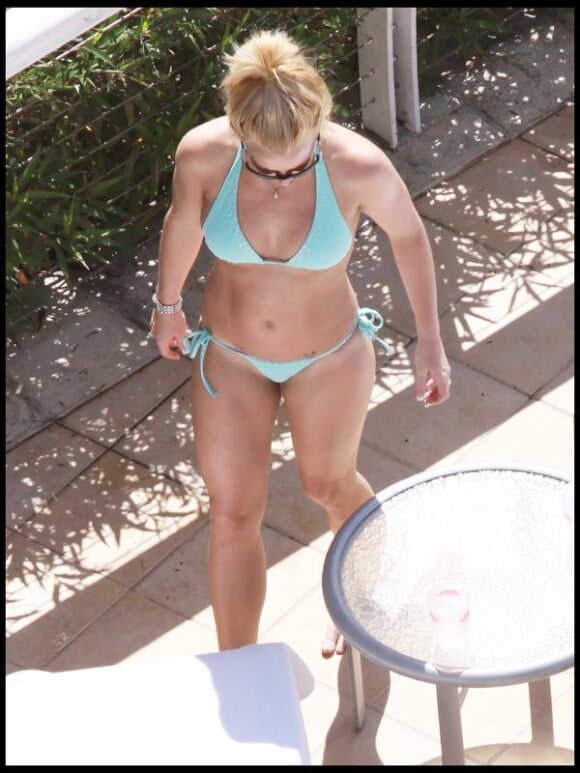 Radieuse après avoir pris quelques formes en mars 2009, Britney Spears exhibe son corps dans un bikini bleu ciel à Miami.