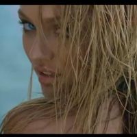 Candice Swanepoel : La naïade sensuelle se déshabille sous le soleil couchant