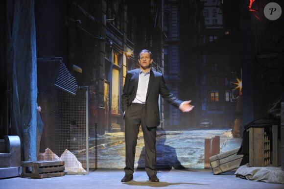 Fabrice Huster en pleine répétition de sa pièce Bronx, au théâtre des Bouffes Parisiennes le 6 janvier 2012