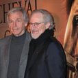 Costa-Gavras et Steven Spielberg lors de l'avant-première du film Cheval de Guerre à la Cinémathèque à Paris le 9 janvier 2012