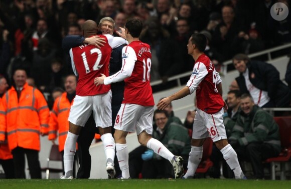 Thierry Henry célèbre son but avec son coach de toujours Arsène Wenger le 9 janvier 2012 à Londres