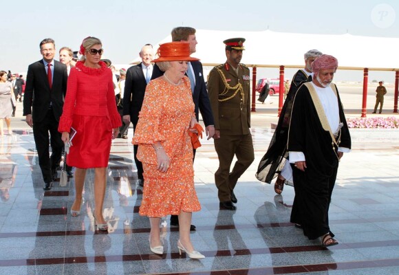 Mardi 10 janvier, crochet par Muskat et le sultanat d'Oman.
La reine Beatrix, le prince Willem-Alexander et la princesse Maxima des Pays-Bas effectuaient les 8 et 9 janvier 2011 une visite officielle dans les Emirats arabes unis.