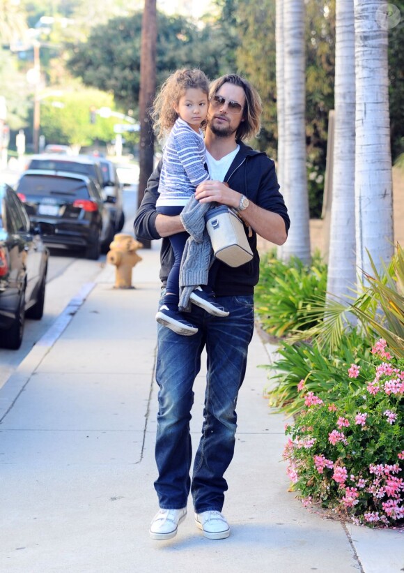 Gabriel Aubry escorte sa fille Nahla à l'école. Los Angeles, le 9 janvier 2012.