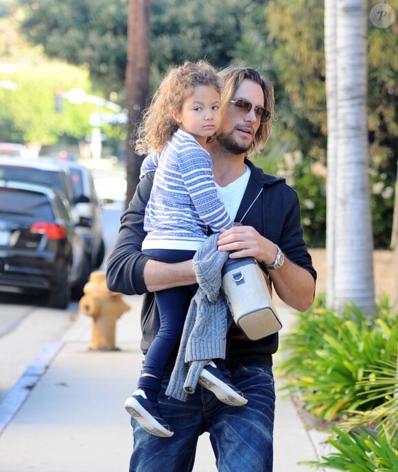 Gabriel Aubry escorte sa fille Nahla à l'école. Los Angeles, le 9 janvier 2012.