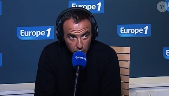 Nikos Aliagas reçoit Bruno Gaccio qui défend avec passion Avenue Q au micro d'Europe 1, le 11 janvier 2011.