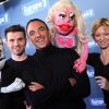 Nikos Aliagas entouré de Lucy La Salope et Rod, deux marionnettes du spectacle Avenue Q, sur Europe 1, le 11 janvier 2011.