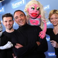 Nikos Aliagas outrageusement dragué par les marionnettes d'Avenue Q