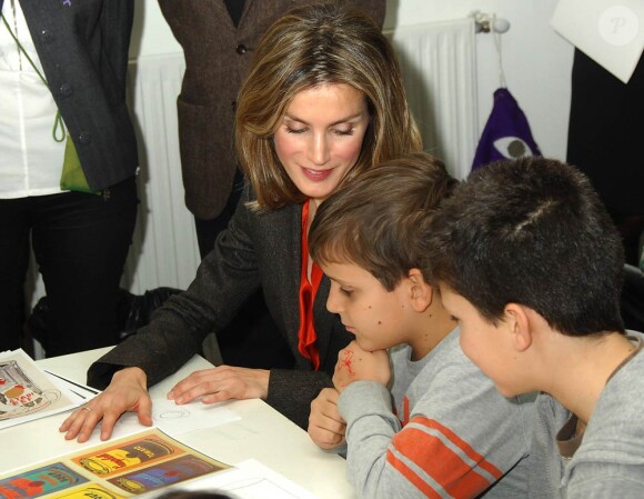 Letizia d'Espagne en visite à la 35e édition du Salon de la littérature jeunesse, au centre culturel Galilée, à Madrid, le 11 janvier 2012.