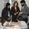 Letizia d'Espagne observe un atelier, en visite à la 35e édition du Salon de la Littérature Jeunesse, au centre culturel Galilée, à Madrid, le 11 janvier 2012.