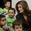 Entourée d'enfants, la princesse des Asturies est dans son élément. Letizia d'Espagne en visite à la 35e édition du Salon de la littérature jeunesse, au centre culturel Galilée, à Madrid, le 11 janvier 2012.