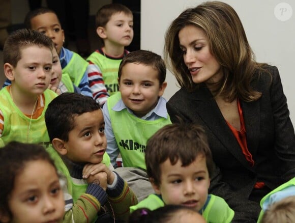 Entourée d'enfants, la princesse des Asturies est dans son élément. Letizia d'Espagne en visite à la 35e édition du Salon de la littérature jeunesse, au centre culturel Galilée, à Madrid, le 11 janvier 2012.