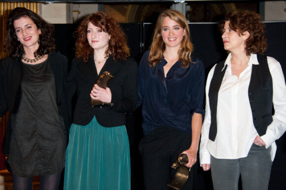 Alice Barnole, Adele Haenel et Noémie Lvovsky à la cérémonie des Lumières, à Paris le 13 janvier 2012.