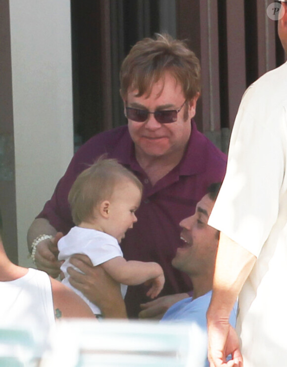 Elton John s'occupe de Zachary à Hawaï, le 5 janvier 2012
