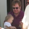 Elton John et son fils Zachary à Hawaï, le 5 janvier 2012