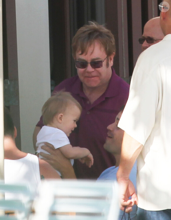 Elton John et son fils Zachary à Hawaï, le 5 janvier 2012
