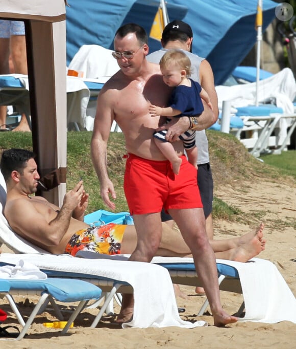 David Furnish à la plage avec Zachary à Hawaï, le 5 janvier 2012